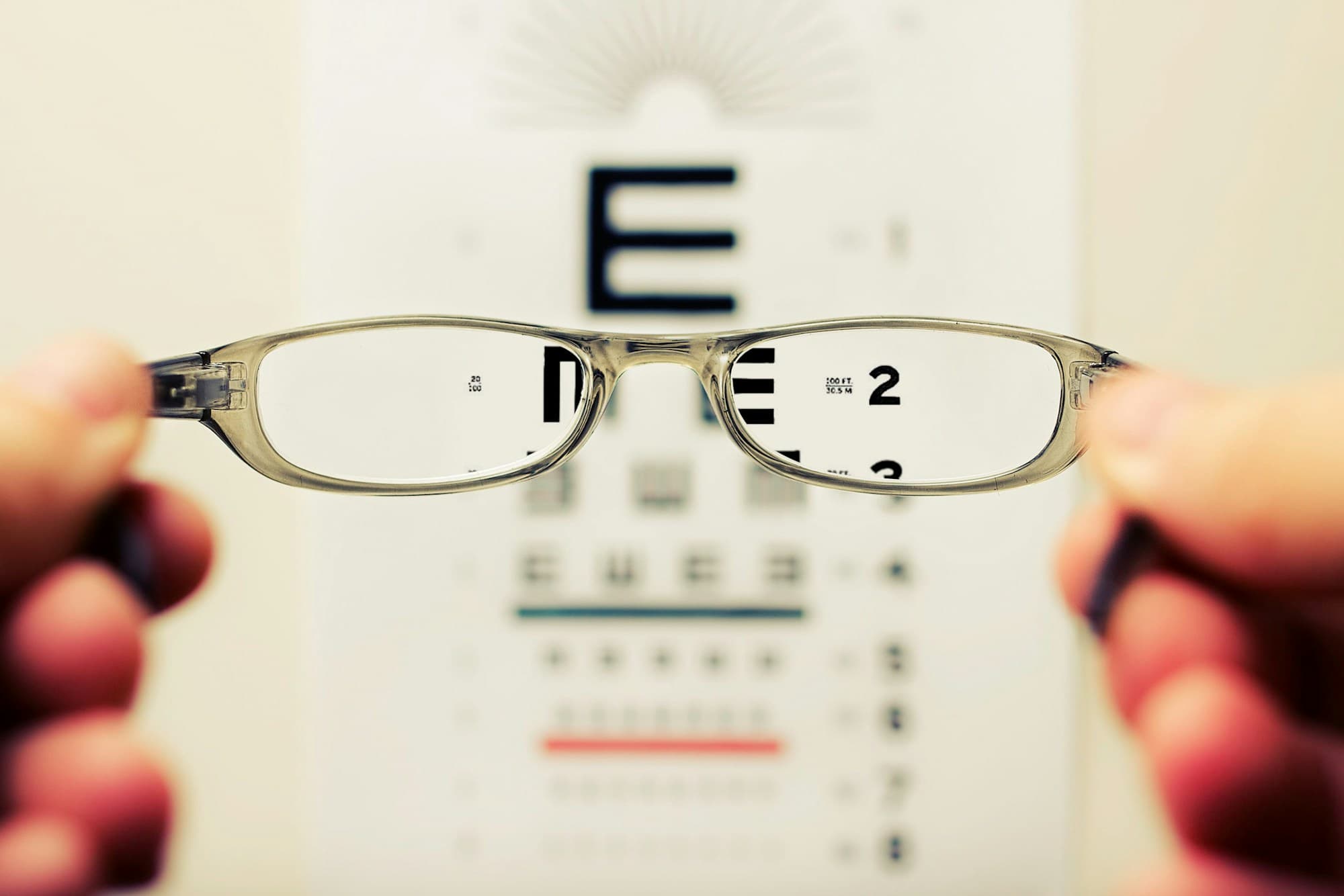 Un tableau d'acuité vu net à travers une paire de lunettes